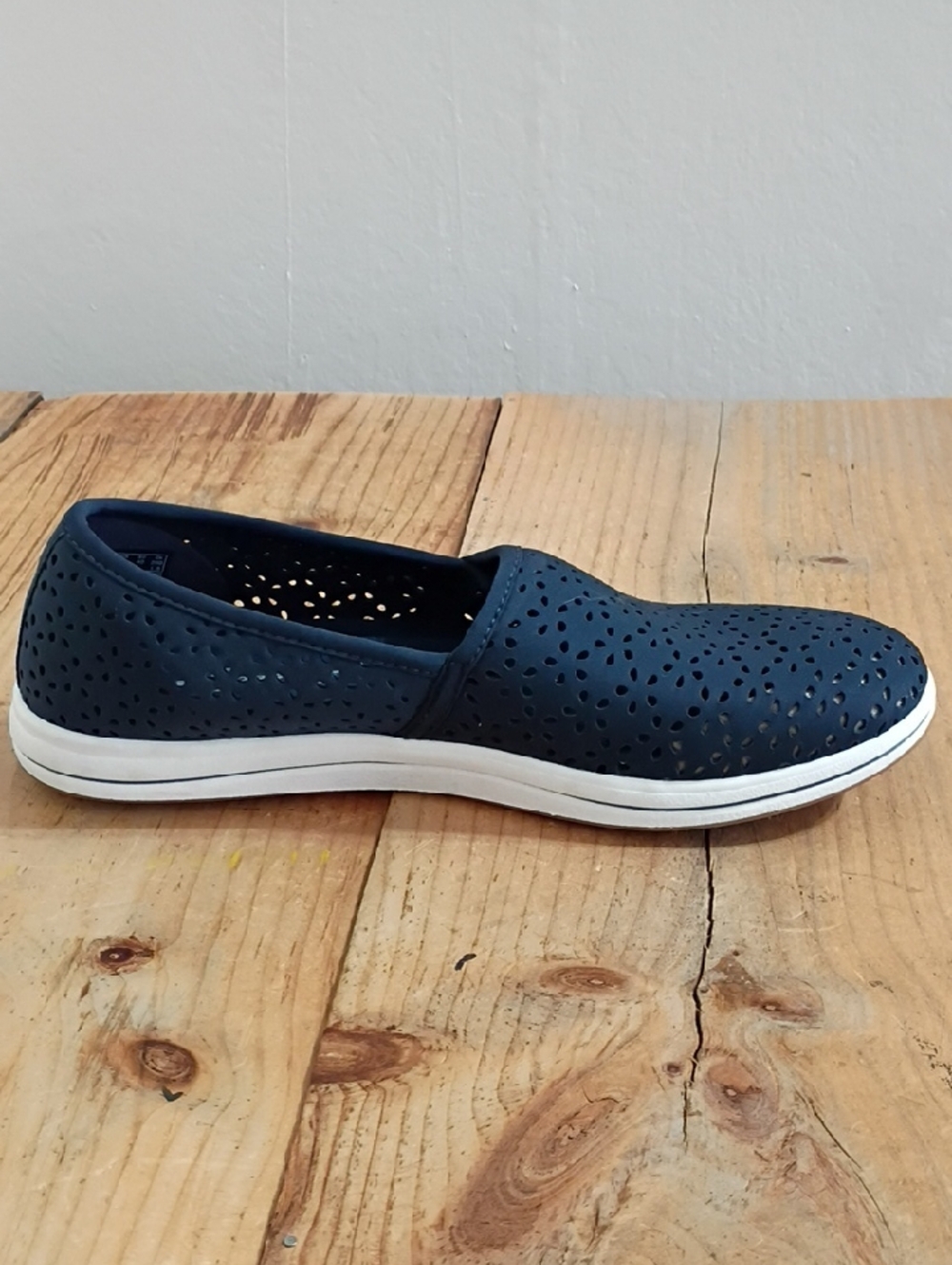 Clarks Skechers Breeze Family Navy Marine Slip On Memory Foam Shoes Size 9 NEW